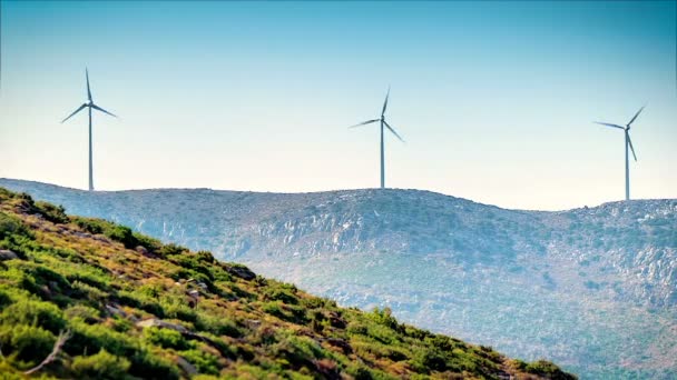 Alternative Energien arbeiten an Windrädern auf dem Berg — Stockvideo