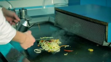 Şef mutfakta pişmiş restoran sebzeli makarna