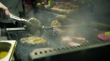 Şef ocakta restoranda lezzetli bir biftek hazırlanması