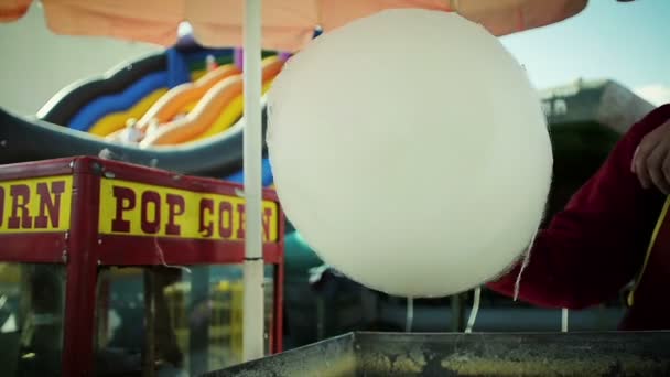 Bir adamın bir Candyfloss eğlence parkı yemek yakın çekim — Stok video