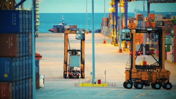 O carregador descarrega o recipiente do caminhão no porto de carga ao amanhecer — Vídeo de Stock