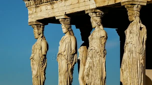 Statue in marmo di antiche cariatidi in movimento Acropoli — Video Stock