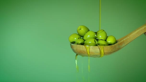 Detail olivový olej kape na vařečku s oliv — Stock video