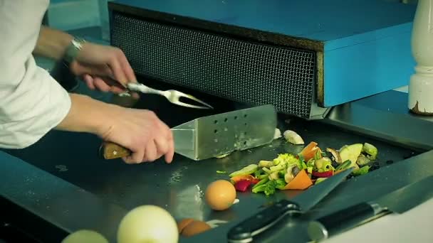 Kock i kök tillagat kött skålen med grönsaker i restaurang — Stockvideo