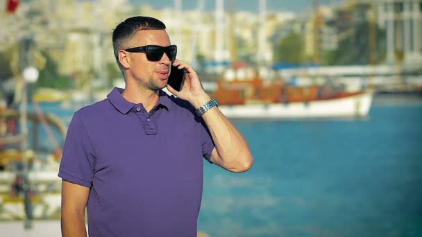 Muž, mluvil na chytrém telefonu v Yacht klubu — Stock video