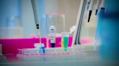 Yakın çekim bilim adamı yapar biyokimyasal analiz laboratuvar olarak