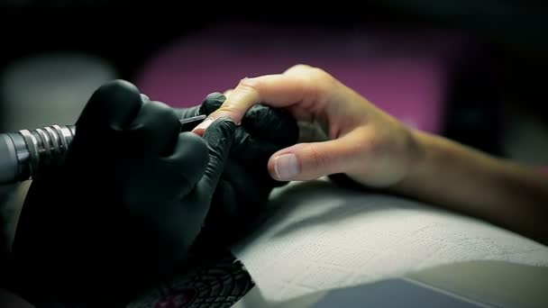 Primer plano de una joven haciendo una manicura en un salón de belleza — Vídeo de stock