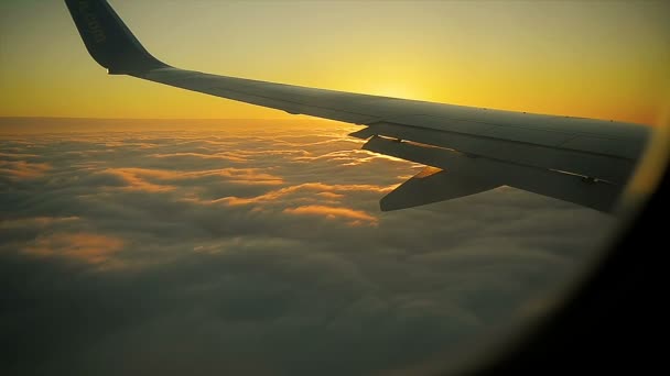 Schöne Sonne steigt hinter dem Flügel des Flugzeugs bei Sonnenaufgang Blick aus dem Fenster — Stockvideo