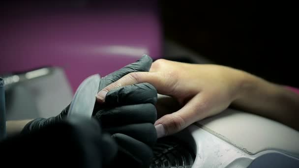 Primer plano de una mujer haciendo una manicura en un salón de belleza — Vídeo de stock