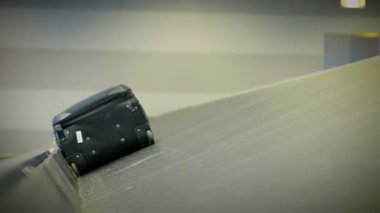 Yakın çekim adam onun Bagaj Bagaj kasete havaalanında alır.