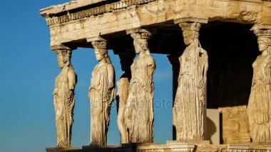 Tepe üzerinde antik Caryatids mermer heykelleri 