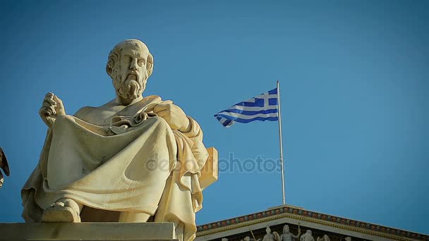 Staty av antikens stora filosofen Platon bakgrund av grekisk flagg — Stockvideo