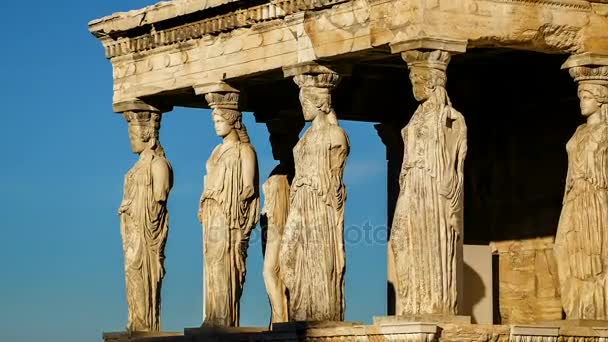 Marmurowymi posągami starożytnych kariatydy, na wzgórzu Akropol — Wideo stockowe