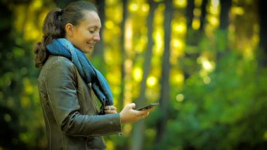 Kız parkta telefonda sosyal ağlarda iletişim kurar