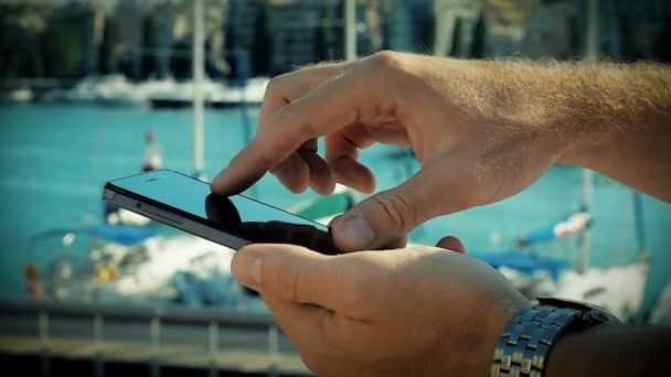 Närbild en manlig Hand använder en Smart telefon utomhus på en vila — Stockvideo