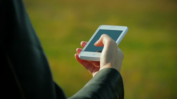 Närbild av kvinnlig Hand skriver ett meddelande utomhus på den smarta telefonen — Stockvideo