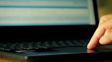 Dokunmatik yüzey Laptop kullanarak yakın çekim erkek erkek el 