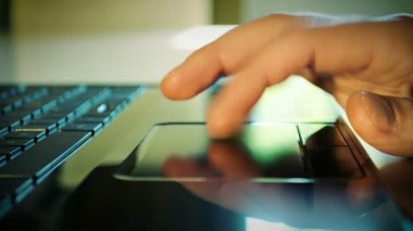 Yakın çekim erkek el Laptop evde Touch panelini kullanma 