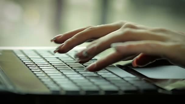 Close-Up of a Female Hands imprime uma mensagem no teclado do laptop — Vídeo de Stock