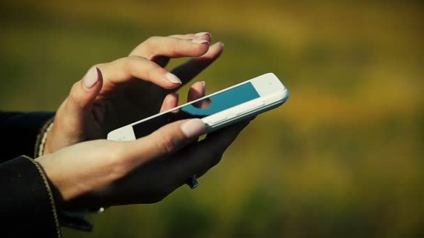 Närbild kvinnliga Hand använder smarta telefonen utomhus — Stockvideo