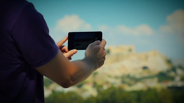 Крупним планом чоловік знімає фотографію на смартфоні на решті — стокове відео