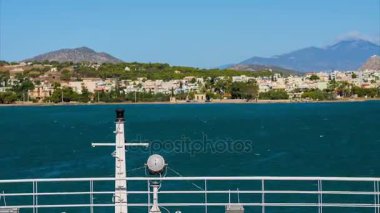 Yunan Adası'nın kıyısındaki feribot güverteden görünümü 