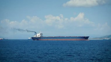 Arka planda endüstriyel gemilerin denizlerde petrol tankeri yelken