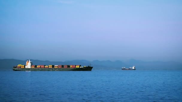 Cargo fartyget seglar på havet på bakgrund av industriella fartyg — Stockvideo
