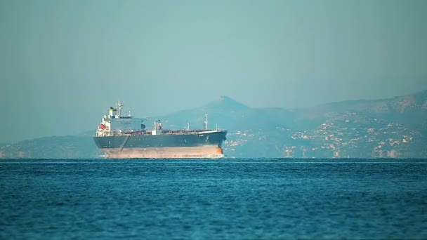 Industriële vaartuig de Tanker zeilen op het uitzicht op zee — Stockvideo