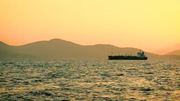 Industriële Tanker vloeibaar Gas bij zonsondergang vanaf de kust — Stockvideo