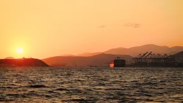 Огромный грузовой порт с видом на закат с берега — стоковое видео