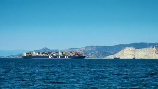 INDUSTRIALE Nave da carico Vele sul mare vista dalla riva — Video Stock