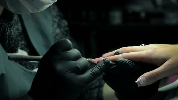 Primer plano de una chica haciendo una manicura en un salón de belleza — Vídeos de Stock