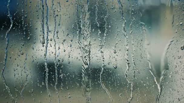 Abstrakta droppar sommarregn Stick på glaset — Stockvideo