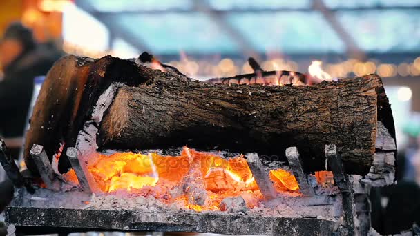 Close-Up branden brandhout in de open haard in een gezellig Restaurant — Stockvideo