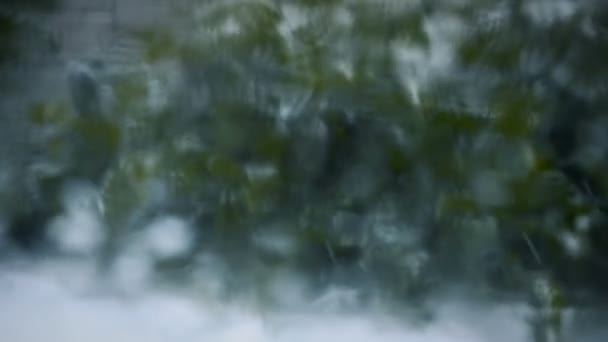 Dolly Abstract Snow en sterke Wind buiten het raam — Stockvideo