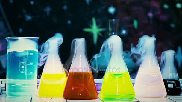 Experimentos en tubos de ensayo con nitrógeno líquido en las clases de química en la escuela — Vídeos de Stock