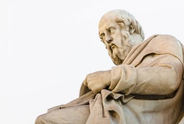 Beyaz bir arka plan üzerinde Yunan filozof Platon yakın çekim Mermer heykel.