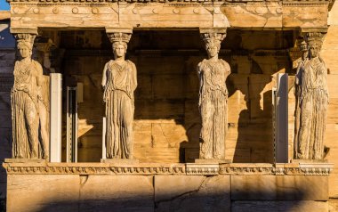 Caryatids tepe üzerinde antik mermer heykelleri.