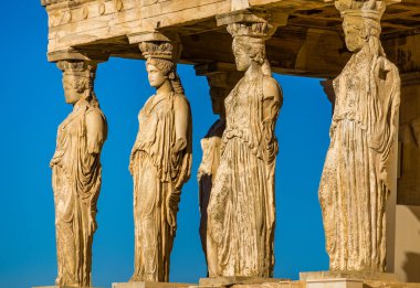 Akropolis tapınağında coryatids mermer heykelleri.