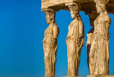 Akropolis tapınağında coryatids antik mermer heykelleri.