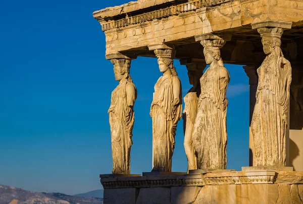 Estatuas de mármol de cariátidas antiguas en la colina de la Acrópolis . — Foto de Stock