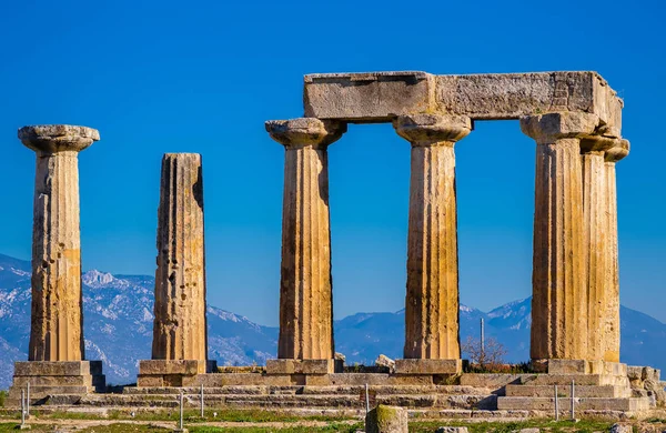 Colunas de mármore antigas em estilo grego do templo religioso . — Fotografia de Stock