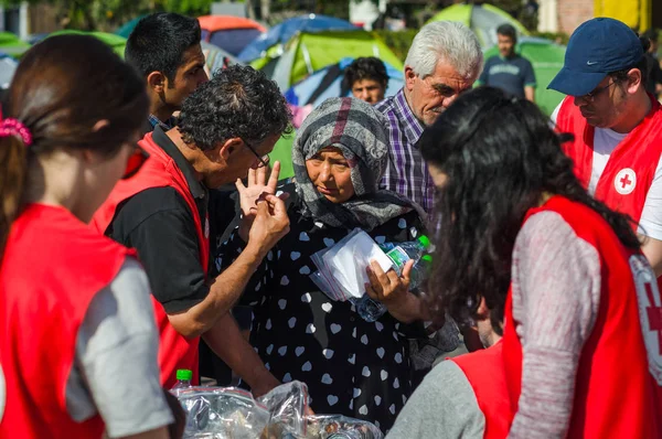Sosyal hizmet uzmanları Kızıl Haç açıklar Suriye kadın ne kadar yiyecek ve su günlük her mülteci için verilir
