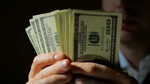 Close-Up jovem empresário conta seu dinheiro na escuridão — Vídeo de Stock