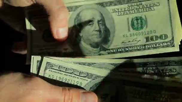 Yakın çekim yüksek açı erkek sayısı yüz dolar faturaları eller — Stok video
