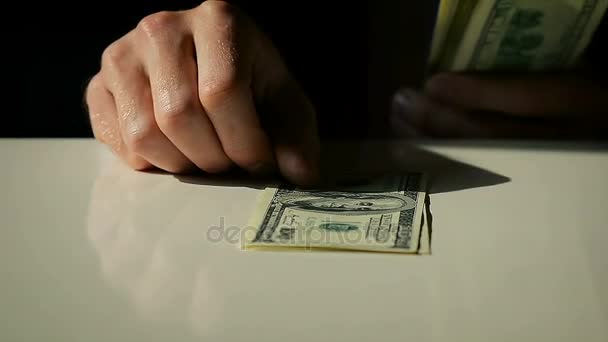 Közeli kép: egy férfi öltöny határozza meg száz dollár számlák — Stock videók
