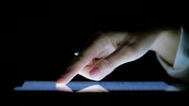 Karanlıkta Tablet ekranında el close-Up