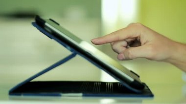 Yakın çekim kadın el evde tablet Ipad kullanma 