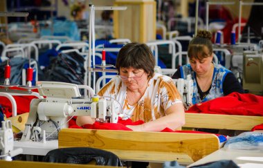Kadınlar büyük Tekstil Fabrikası'nda elbise dikmek